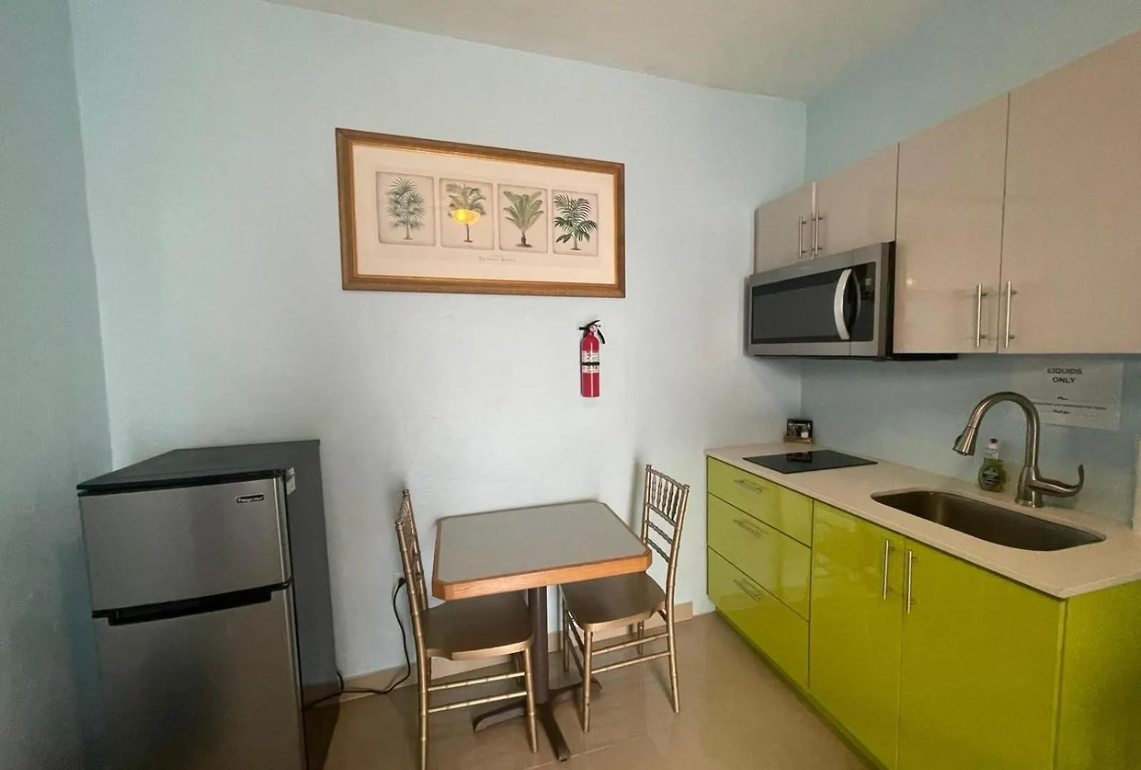Private Studio Near Beach-Full Bath, Kitchenette, Sleeps 2, Unit 5 سان خوان شقة