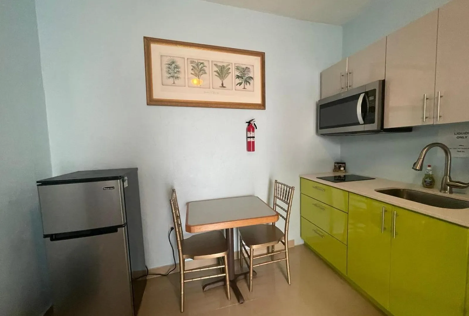 Private Studio Near Beach-Full Bath, Kitchenette, Sleeps 2, Unit 5 سان خوان