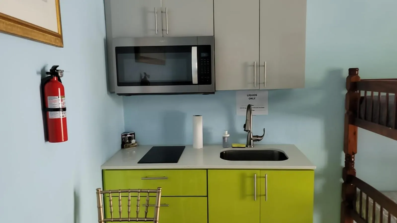 Private Studio Near Beach-Full Bath, Kitchenette, Sleeps 2, Unit 5 سان خوان شقة