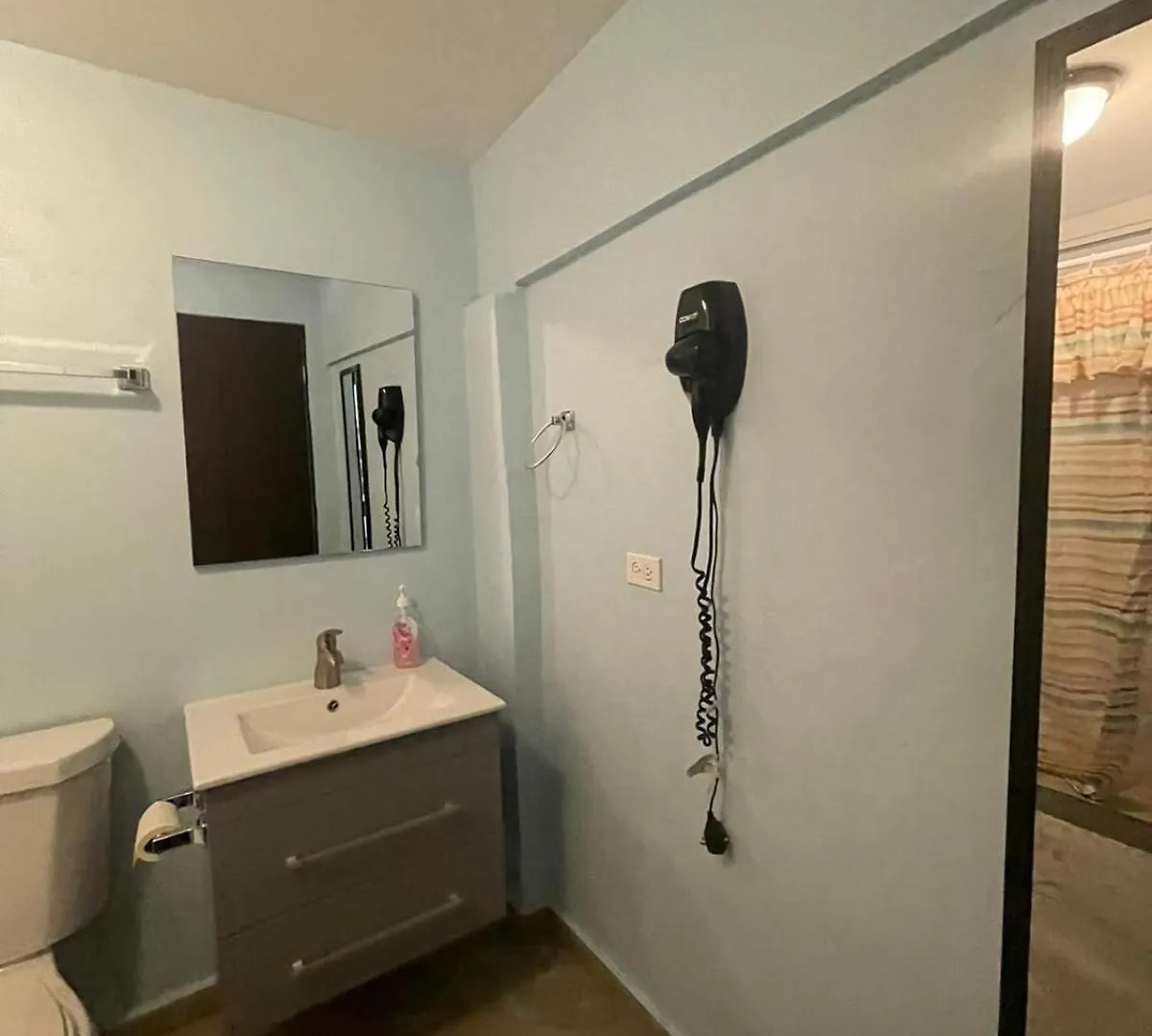 Private Studio Near Beach-Full Bath, Kitchenette, Sleeps 2, Unit 5 سان خوان