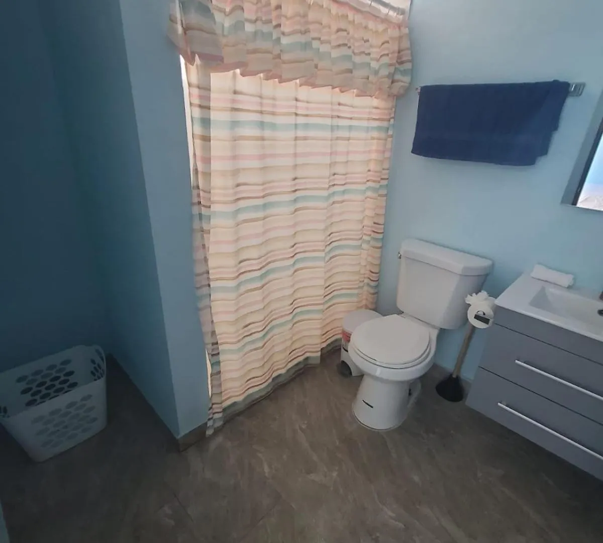 Private Studio Near Beach-Full Bath, Kitchenette, Sleeps 2, Unit 5 圣胡安 公寓