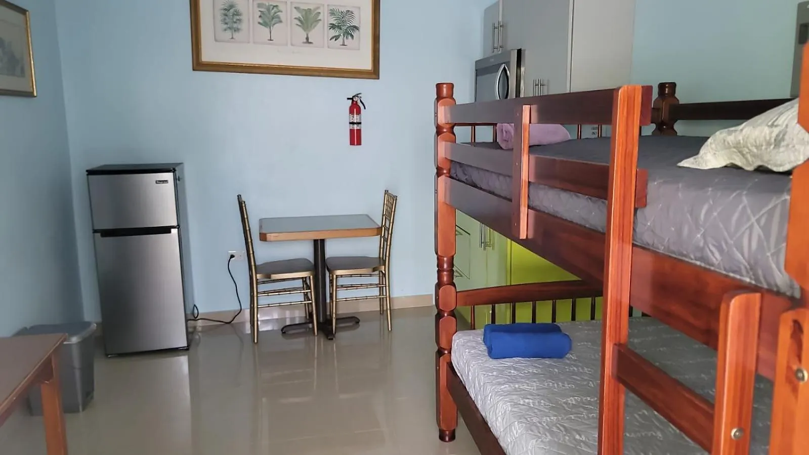 Private Studio Near Beach-Full Bath, Kitchenette, Sleeps 2, Unit 5 San Juan